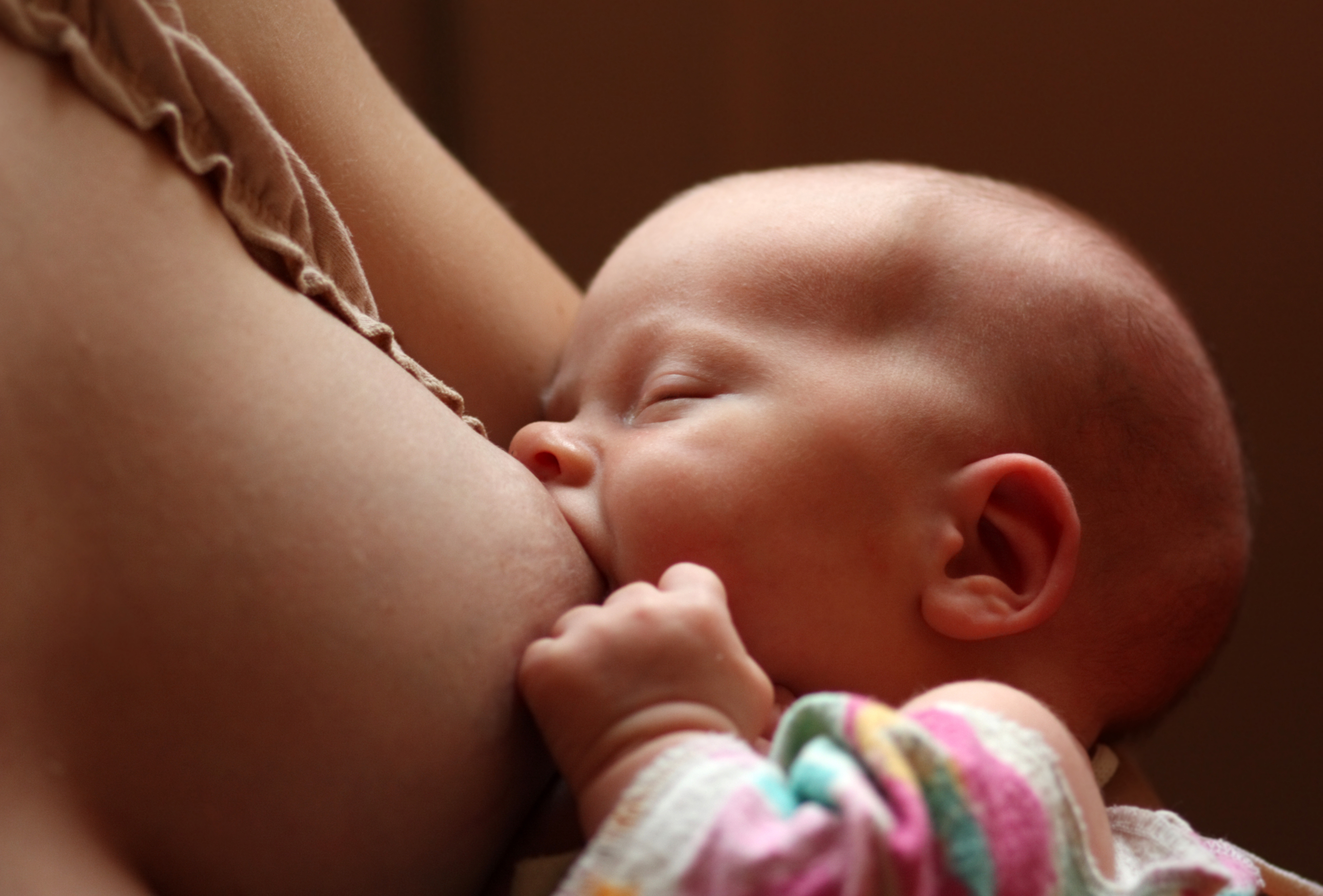 Сосок кормящей матери. Грудное вскармливание новорожденного. Сосание новорожденного. Кормит грудью. Кормление ребенка грудью.