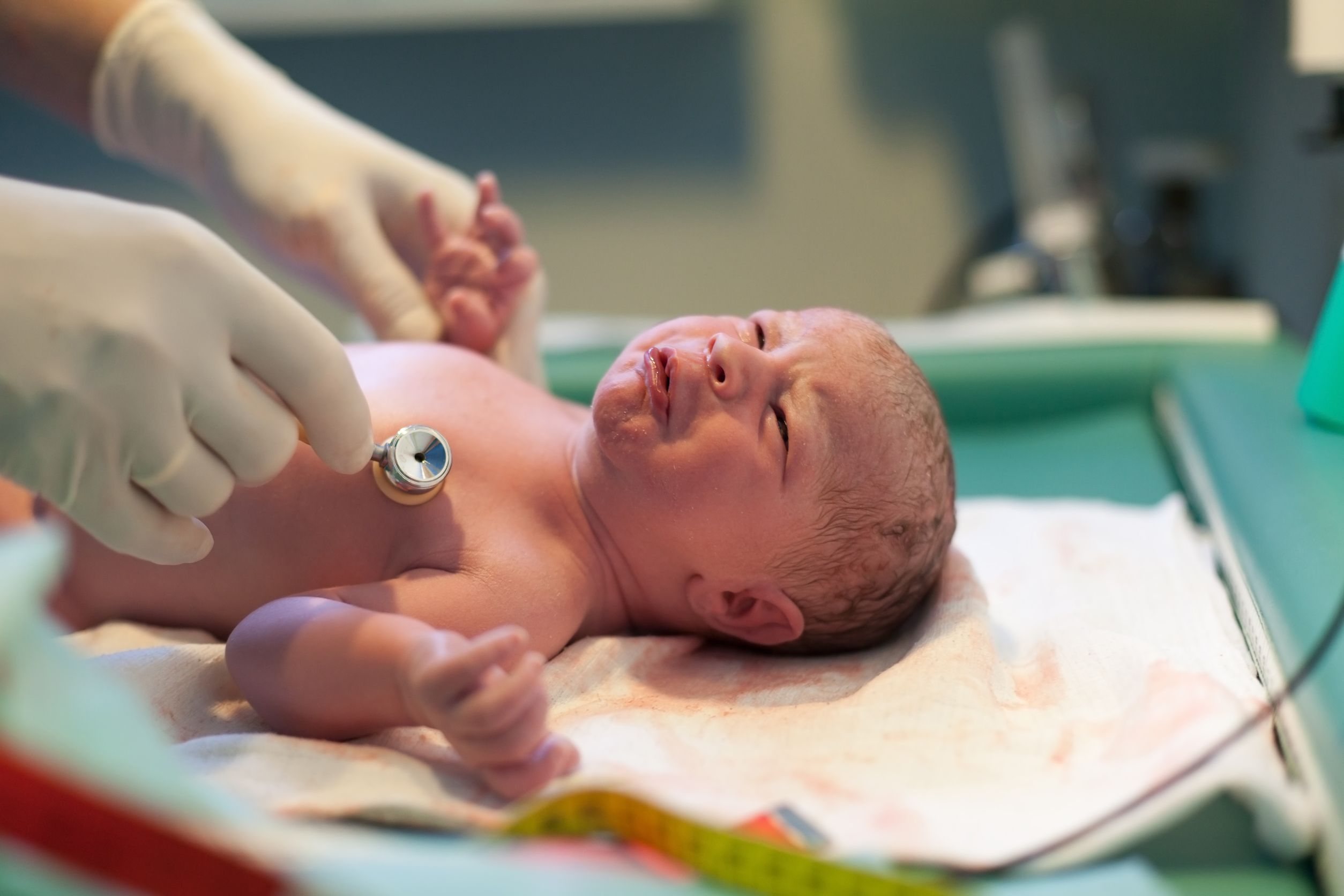 Рождение ребенка в 50. Новорожденные с патологиями. Осмотр новорожденного ребенка.