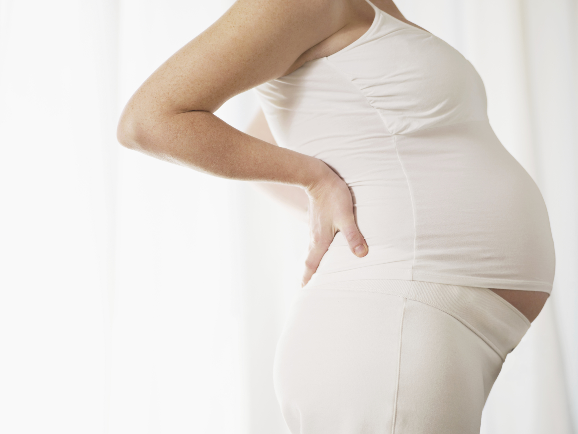 40 недель тянет поясницу. Беременность. Спина беременной. Поясница у беременных. Беременность со спины.