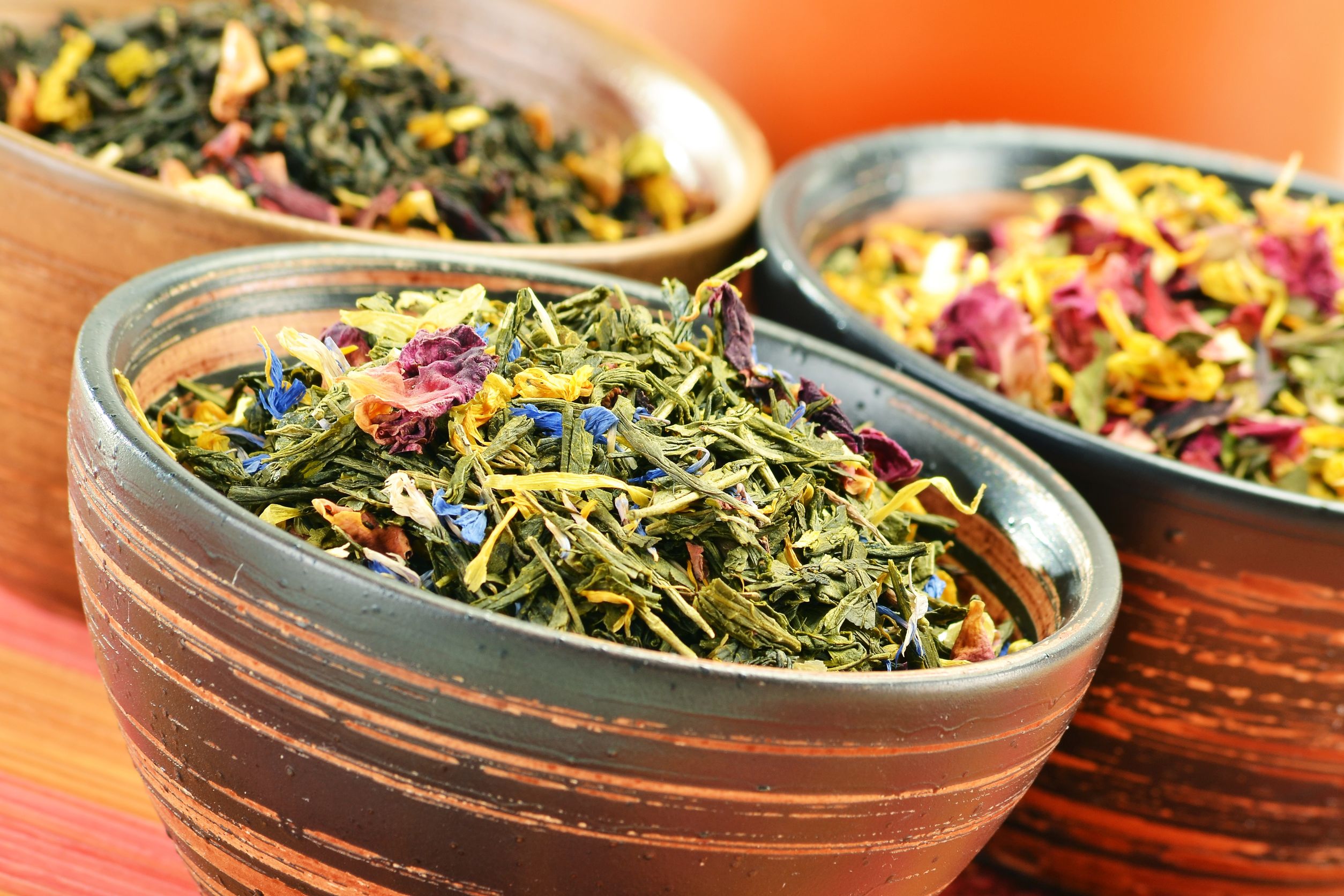 Национальное народное средство. Травяной чай. Отвары лекарственных растений. Отвары из растений. Лечебный травяной чай.